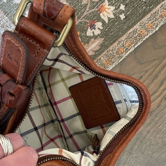 Vintage Coach Bag. In very good condition. Some scratches very clean inside!! - Picture 5 of 8